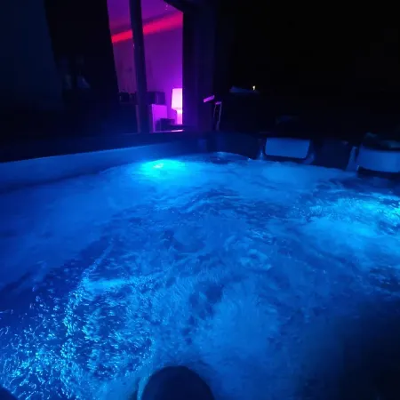 Jacuzzi Prive Piscine Commune * 포르테쉬르가론