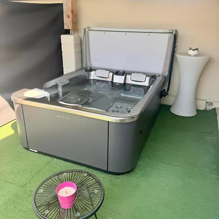 아파트 Jacuzzi Prive Piscine Commune 포르테쉬르가론